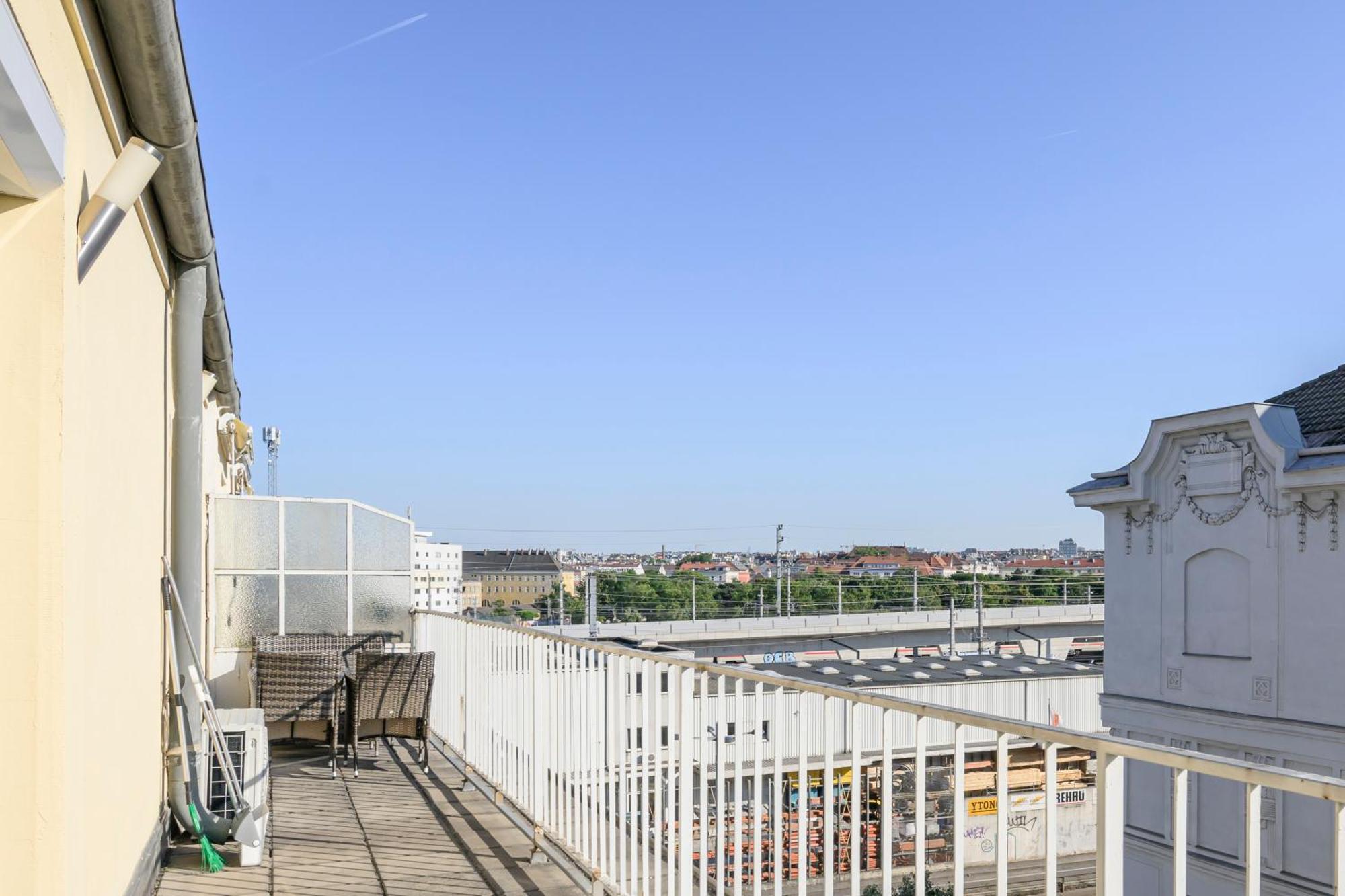 Hub Close To Main Station By Jr Vienne