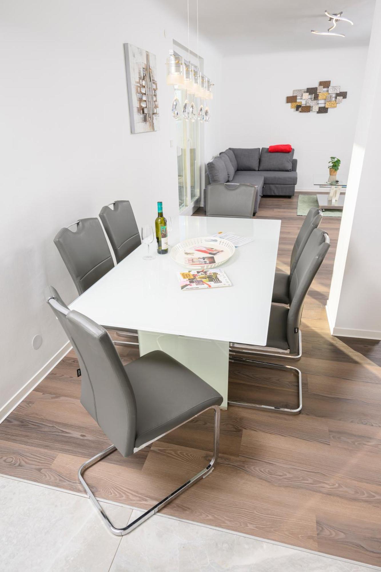 Hub Close To Main Station By Jr * Vienne